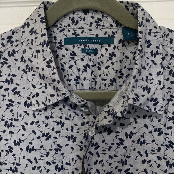 Bundle of 4 Button Down Shirts! (2 floral pattern, 1 with lightning ⚡️, 1 solid) - Picture 9 of 13